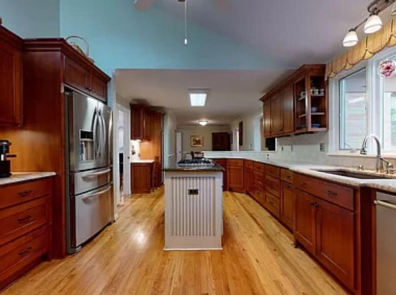 Profile photo 7 of 13