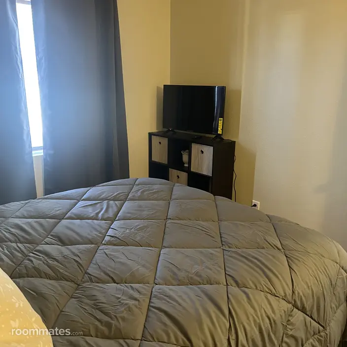 Room for rent in Victorville, CA $1050, house