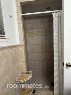 Room for rent in Gainesville, FL $975, house