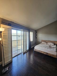 Room for rent in Huntington Beach, CA $1800, condo