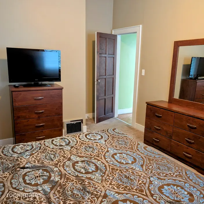 Room for rent in Dayton, OH $725, house