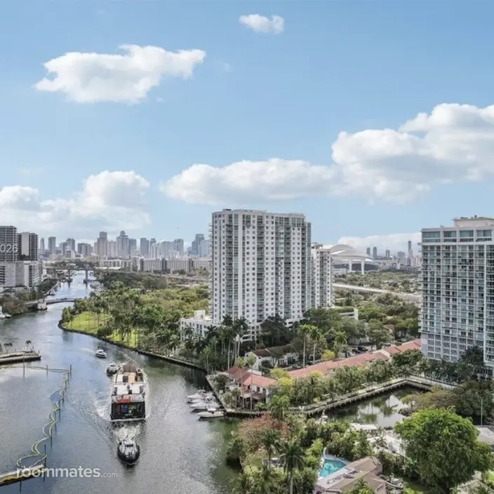 Room for rent in Miami, FL $2000, townhouse