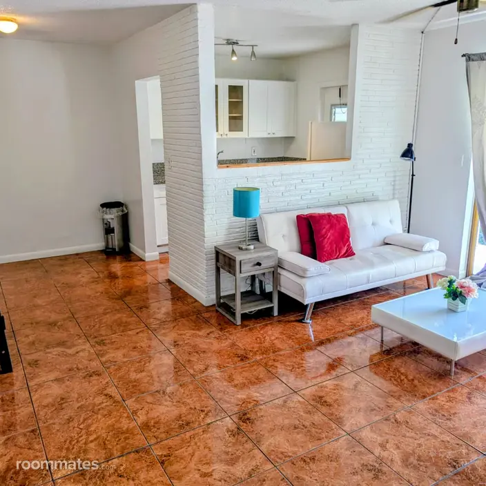 Room for rent in Miami, FL $1500, condo