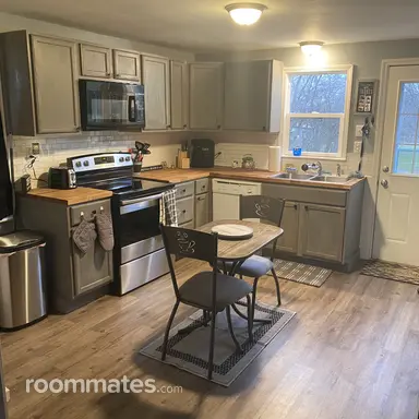 Room for rent in East Canton, OH $700, house