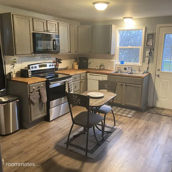 Room for rent in East Canton, OH $700, house