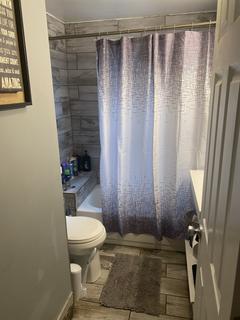 Room for rent in East Canton, OH $800, house