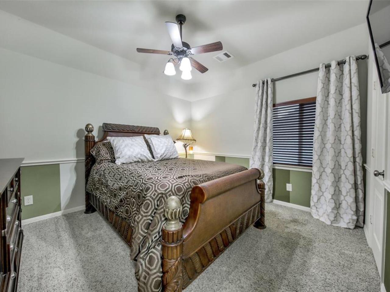 Profile photo 8 of 16