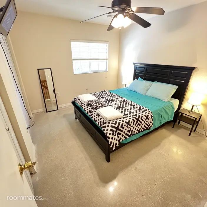 Room for rent in Miami, FL $1350, house