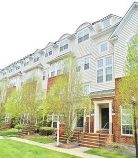 Room for rent in Gainesville, VA $1050, condo