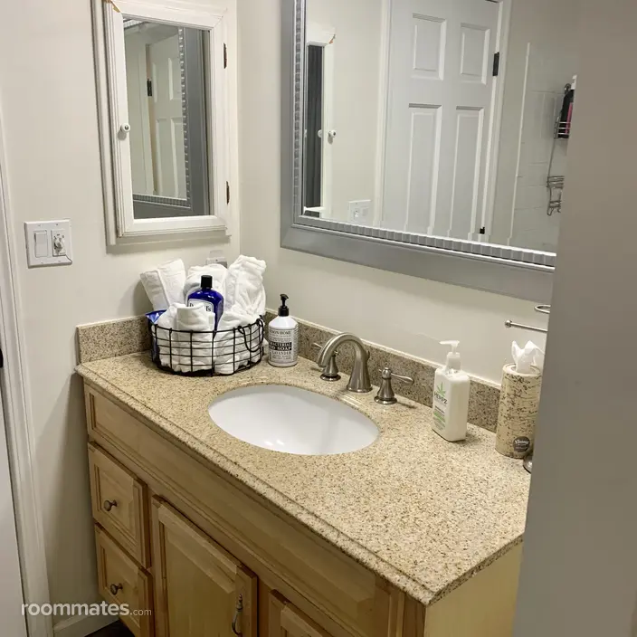 Room for rent in Thousand Oaks, CA $1200, house