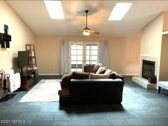 Room for rent in Jacksonville, FL $900, house