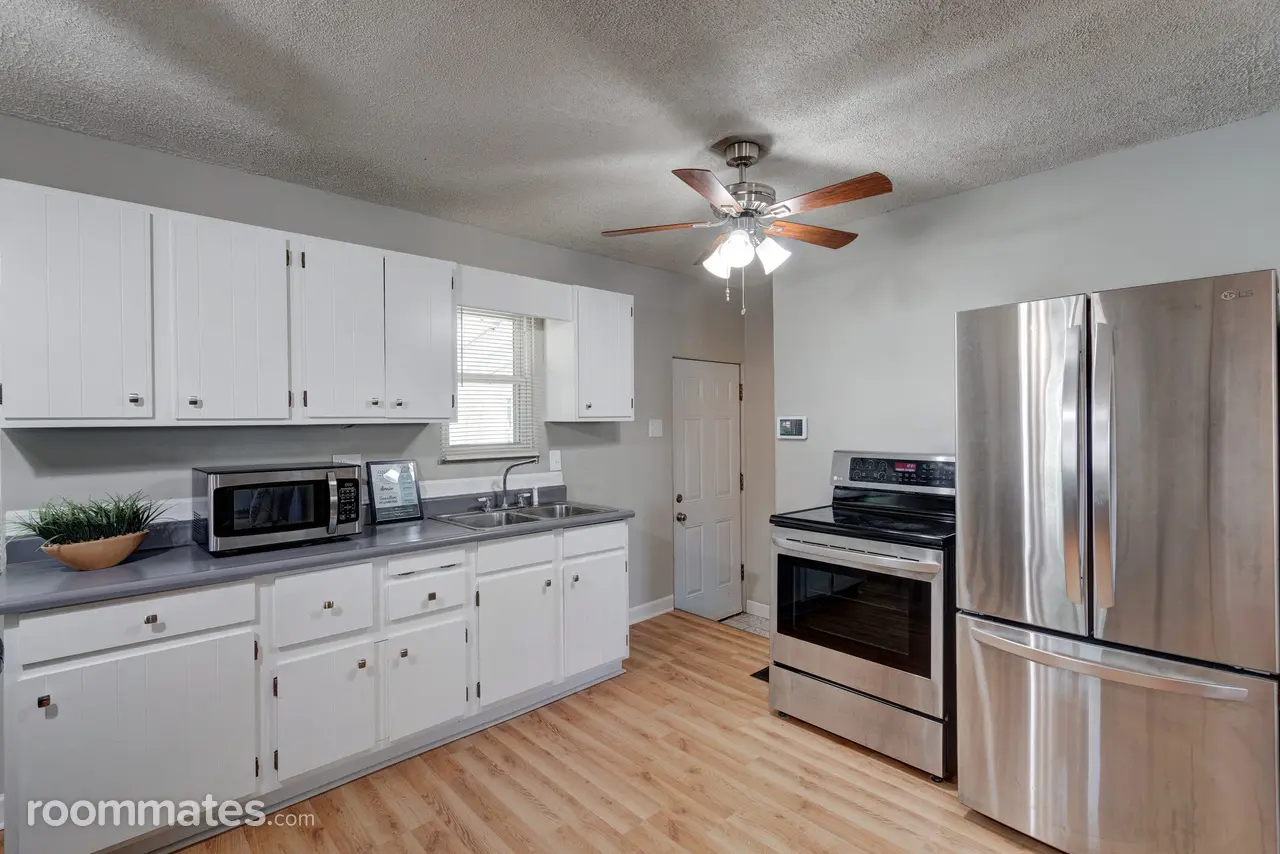 Profile photo 13 of 17