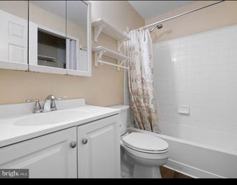 Room for rent in Wilmington, DE $850, condo