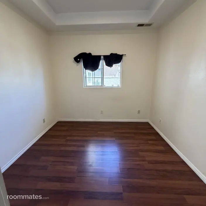 Room for rent in Downey, CA $1000, house