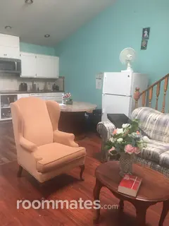 Room for rent in Portland, OR $800, house