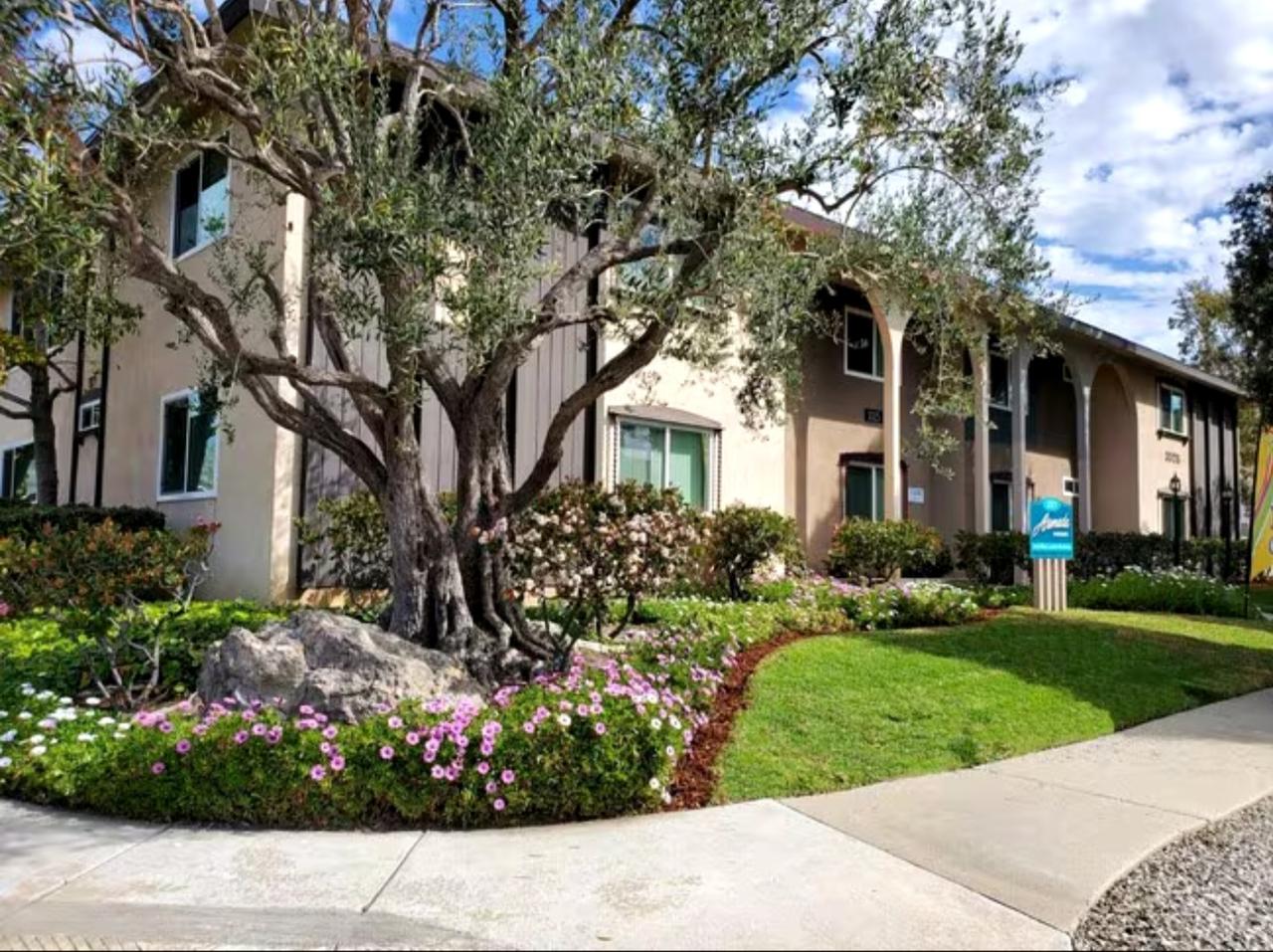 Profile photo 1 of 4