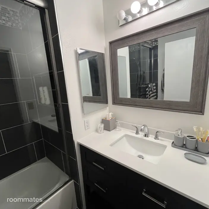 Room for rent in Newhall, CA $1500, condo