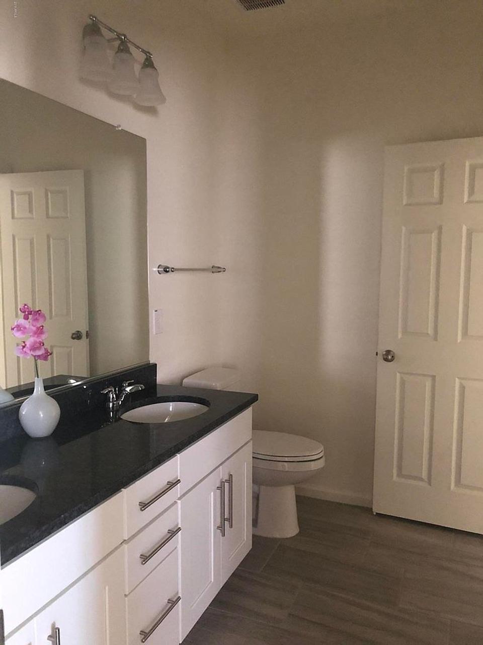 Profile photo 12 of 18