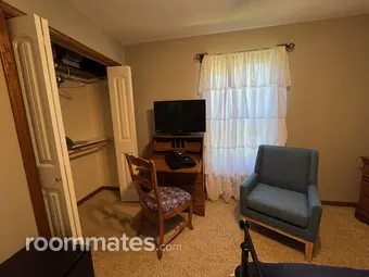 Room for rent in Lawrence, KS $700, house