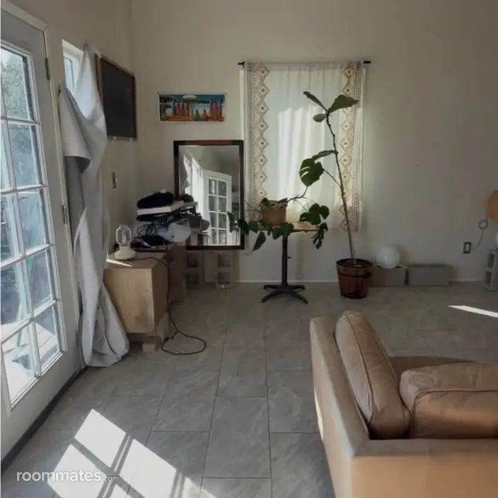 Room for rent in Studio City, CA $1700, house