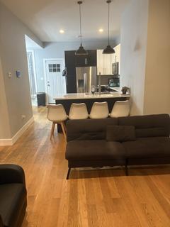 Room for rent in Chicago, IL $1000, townhouse