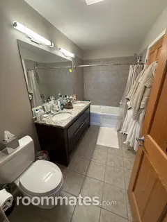 Room for rent in Chicago, IL $2000, condo
