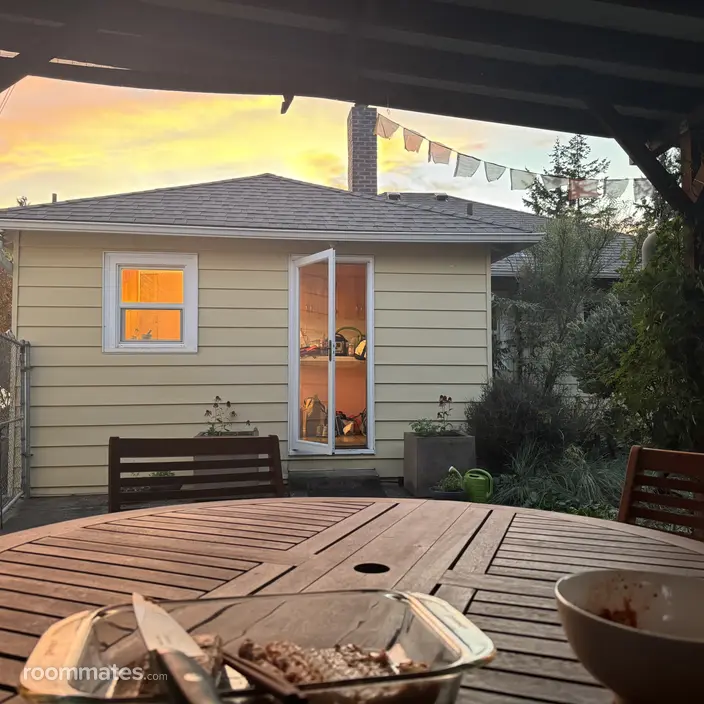 Room for rent in Portland, OR $1000, house