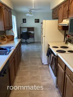 Room for rent in Springfield, IL $800, house