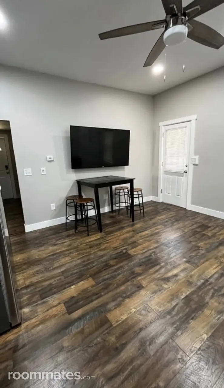 Profile photo 6 of 8