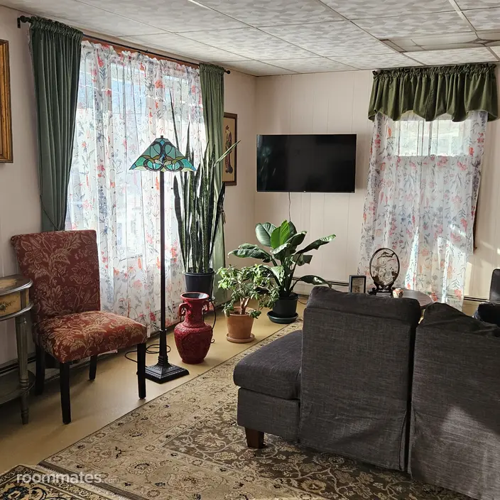Room for rent in Springvale, ME $800, house