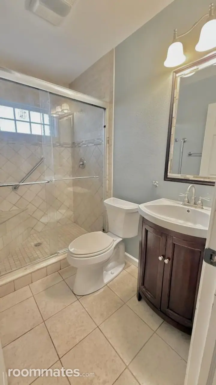 Profile photo 3 of 10