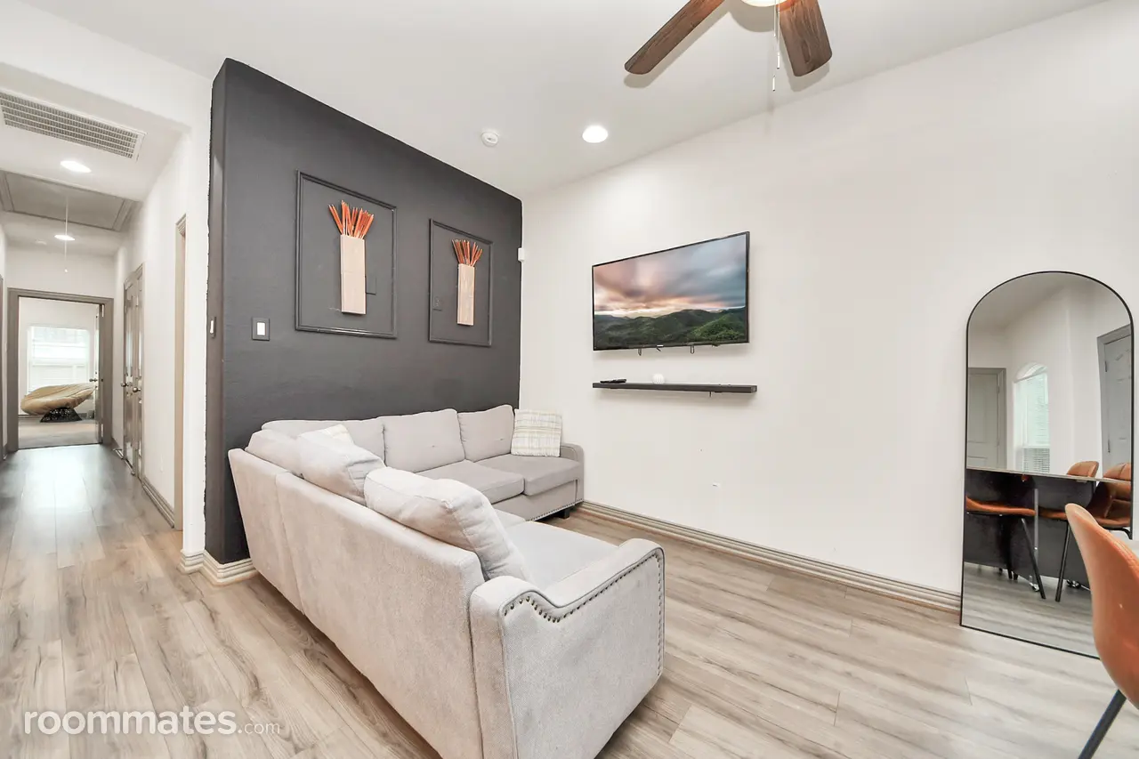 Profile photo 3 of 9