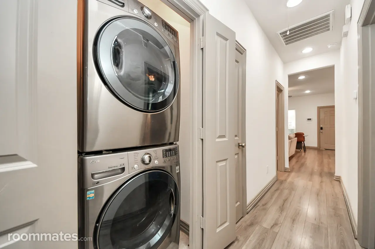 Profile photo 7 of 9