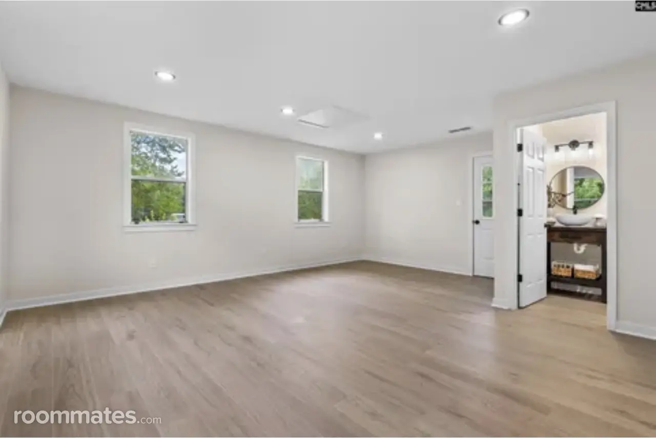 Profile photo 3 of 8