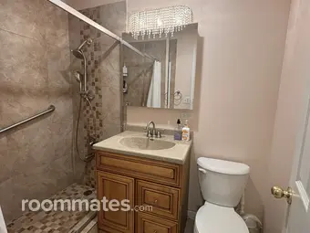 Room for rent in Wheeling, IL $1300, condo