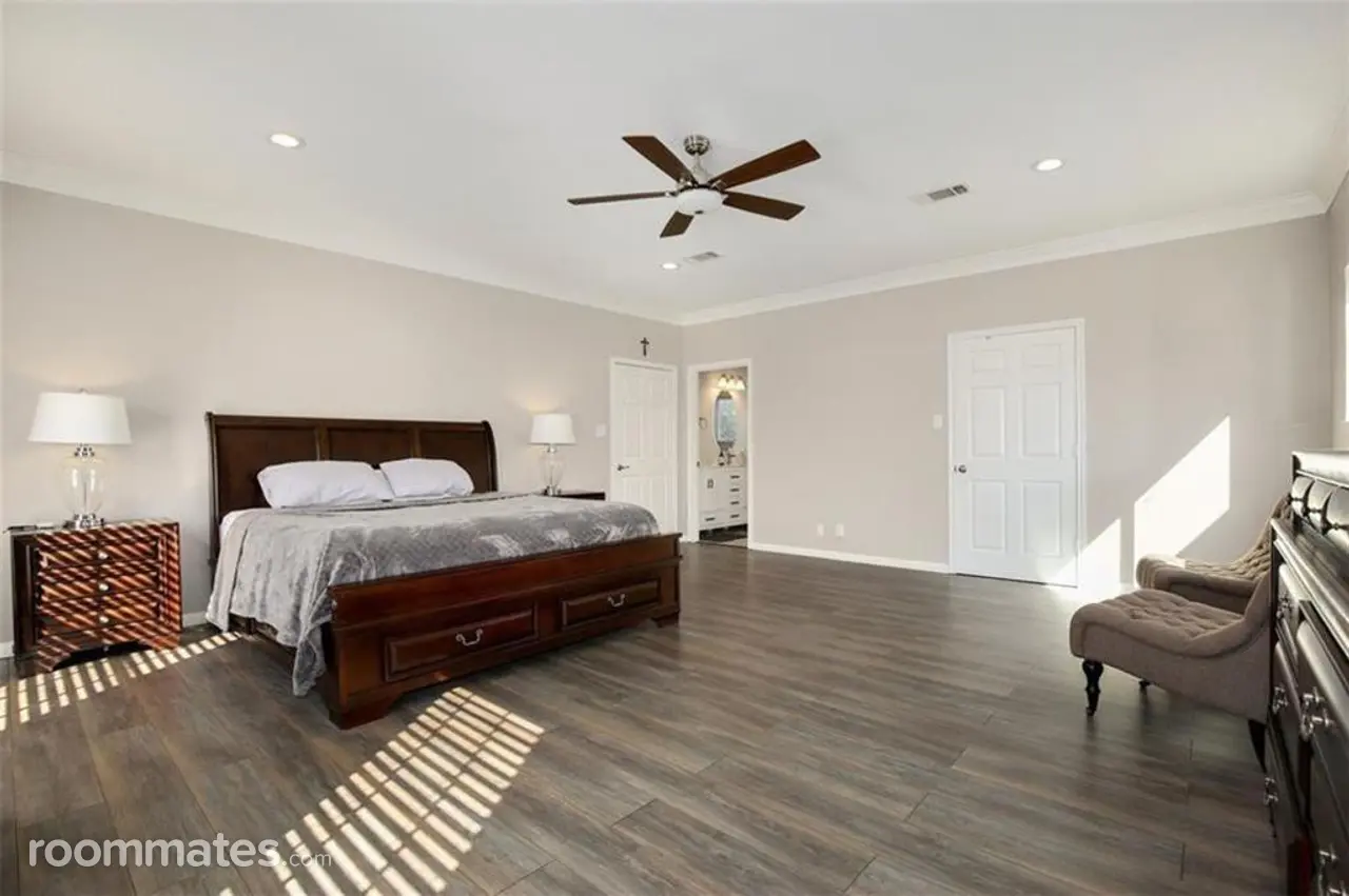 Profile photo 8 of 11