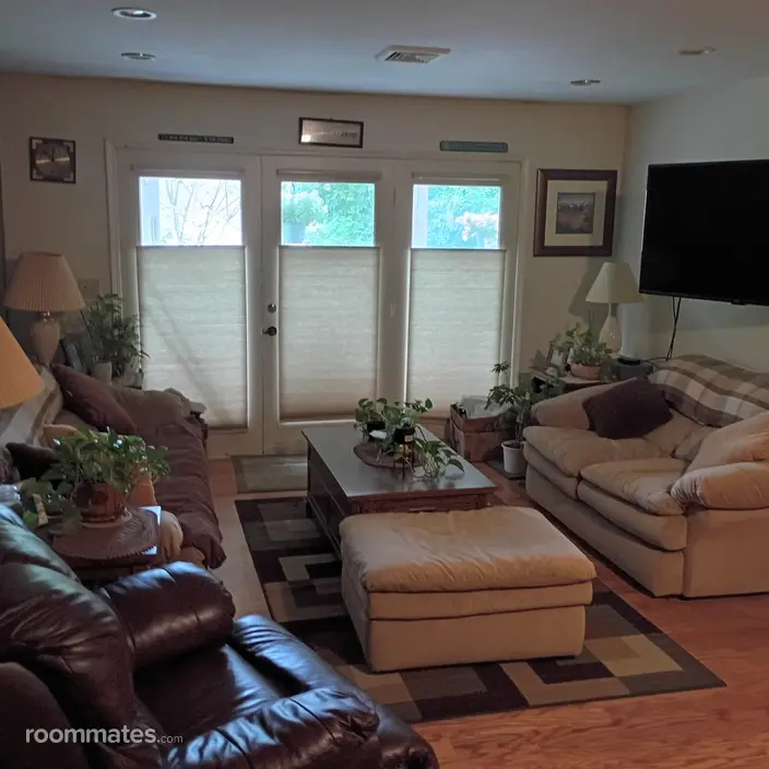 Room for rent in Manchester, NH $950, condo