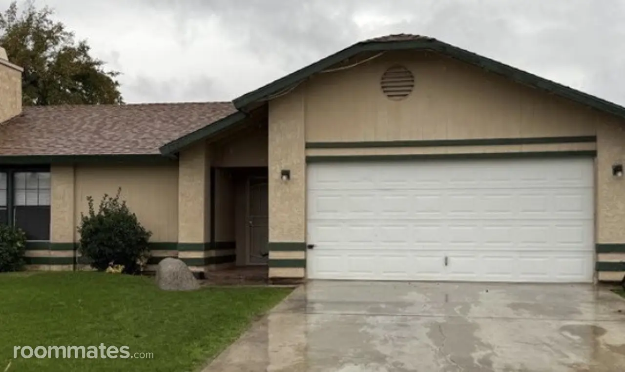Room for rent in Bakersfield, CA $900, house