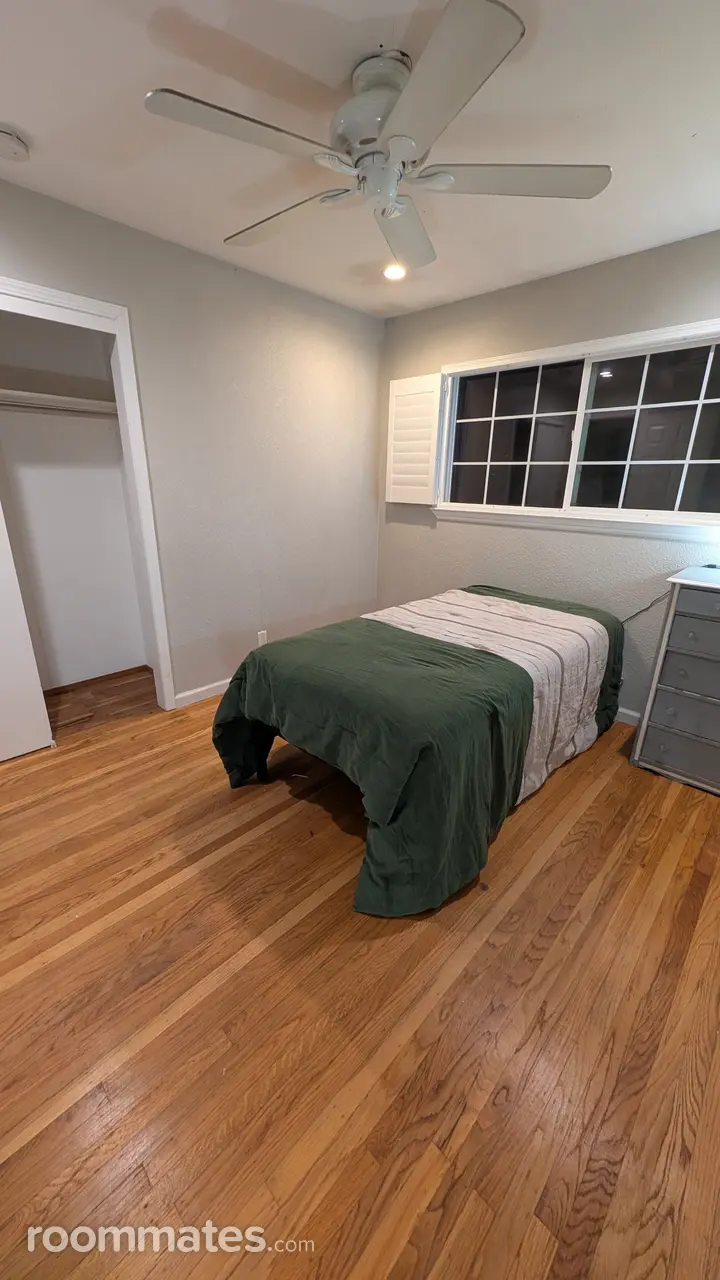 Profile photo 1 of 4