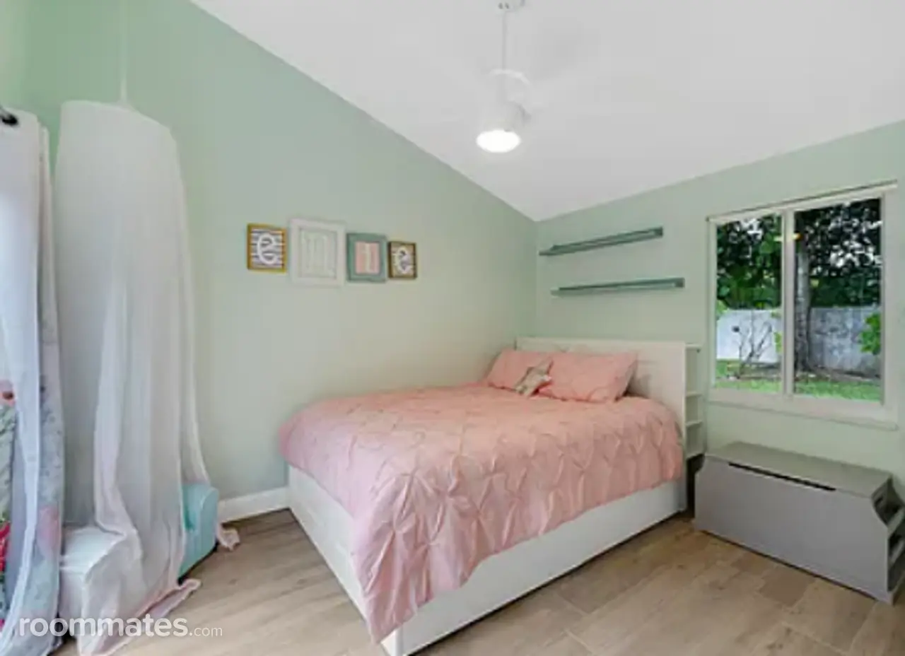 Profile photo 1 of 10