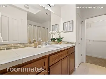 Room for rent in Hillsboro, OR $950, condo