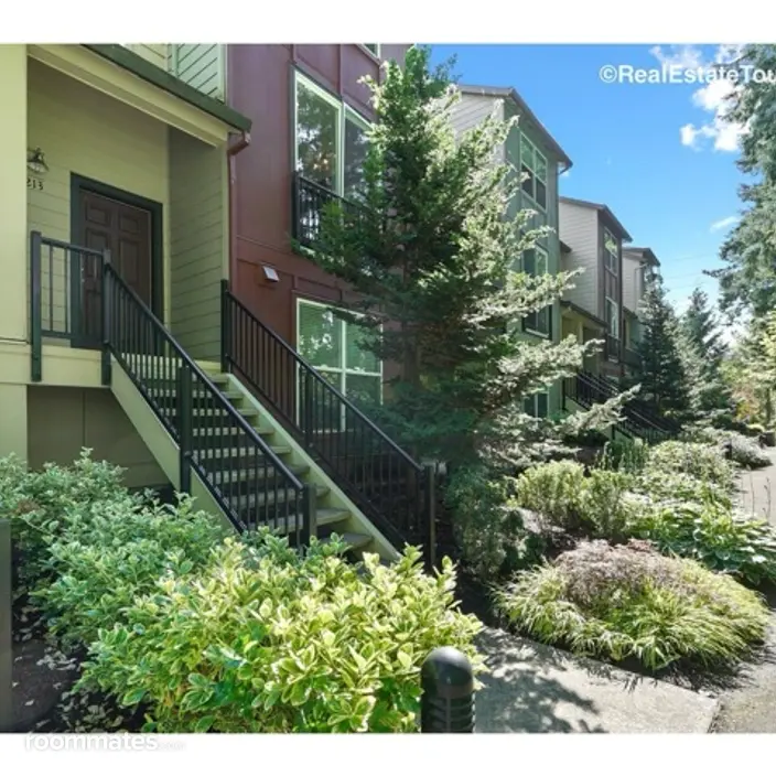 Room for rent in Hillsboro, OR $920, condo