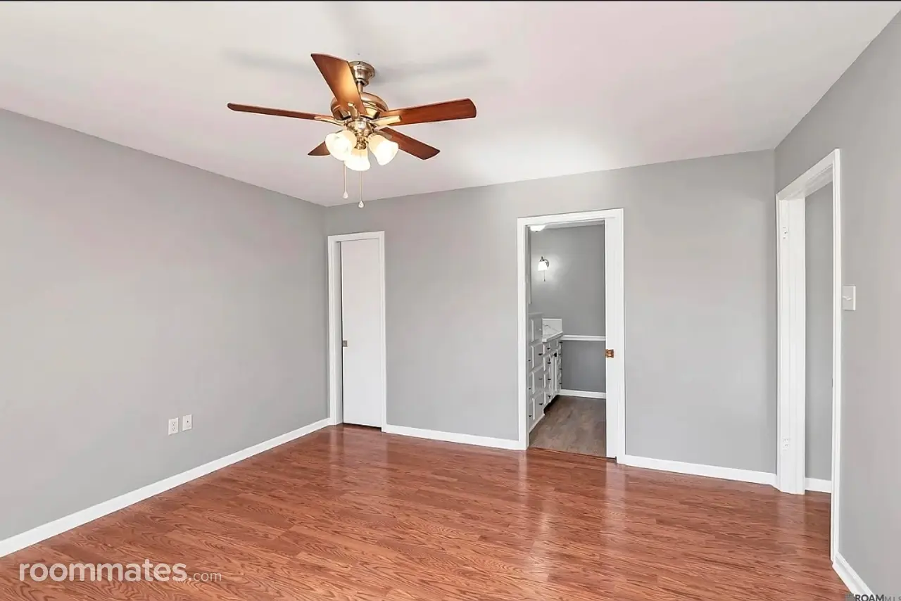 Profile photo 1 of 10