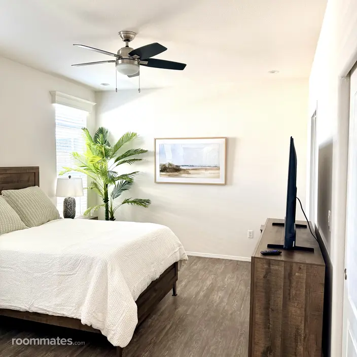 Room for rent in Huntington Beach, CA $2295, house