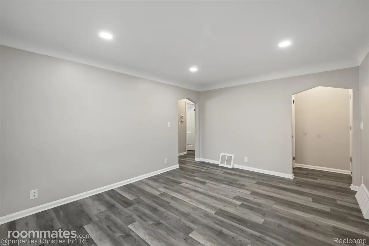 Profile photo 3 of 10