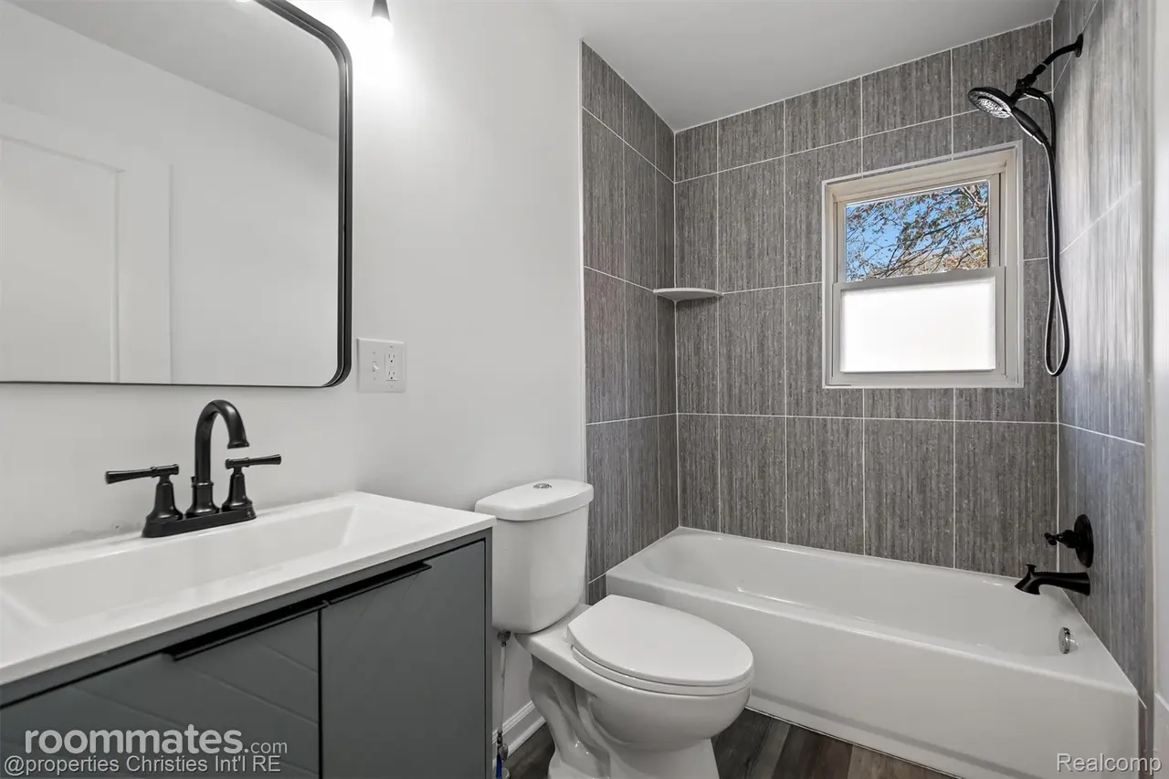 Profile photo 7 of 10