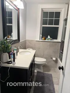 Room for rent in University City, MO $800, house