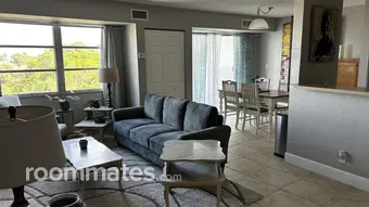 Room for rent in St. Petersburg, FL $1050, condo