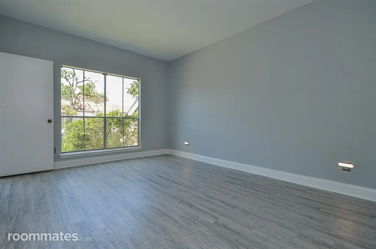 Profile photo 1 of 10