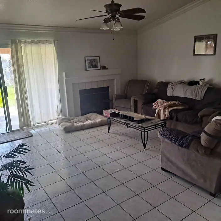 Room for rent in San Bernardino, CA $800, house